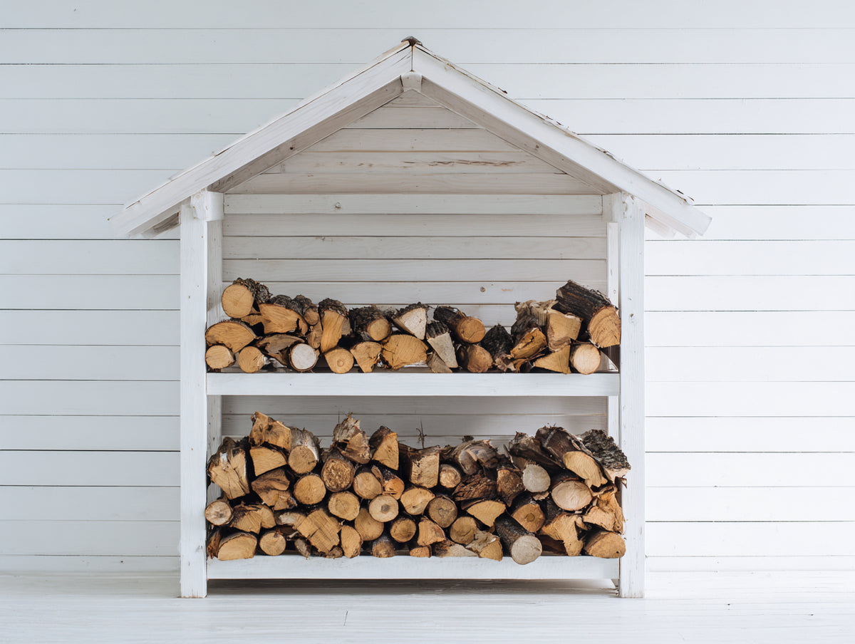Leñero de exterior de madera 140 x 50 x 165 cm - blanco - diseño abierto de dos niveles con tejado a dos aguas